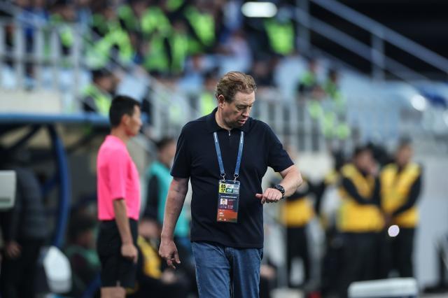 1764596426225078096.jpg (体育)(5)足球——中超:大连英博海发不敌上海申花XxjpseC007453_20250517_PEPFN0A001.jpg